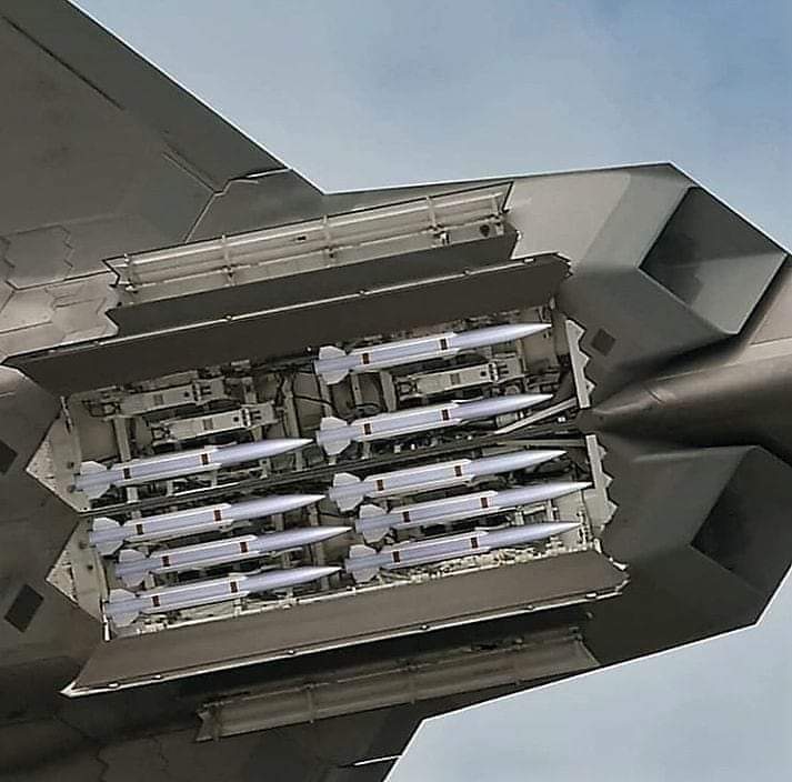 Imagem do compartimento de armamento de uma aeronave militar, mostrando mísseis montados em suportes internos.