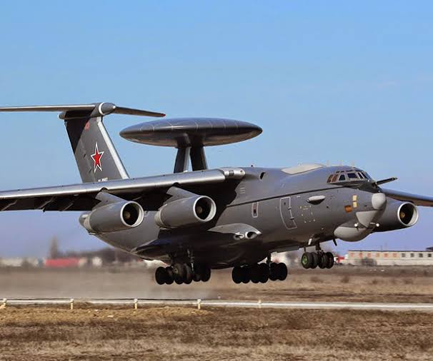 Aeronave Beriev A-50, um avião de alerta e controle, decolando com design característico e radar em cima da fuselagem.